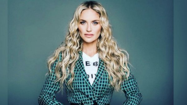 ¿Dedicada a Iván Zamorano?: María Eugenia Larraín lanzó nueva canción y adecuó su nombre de artista