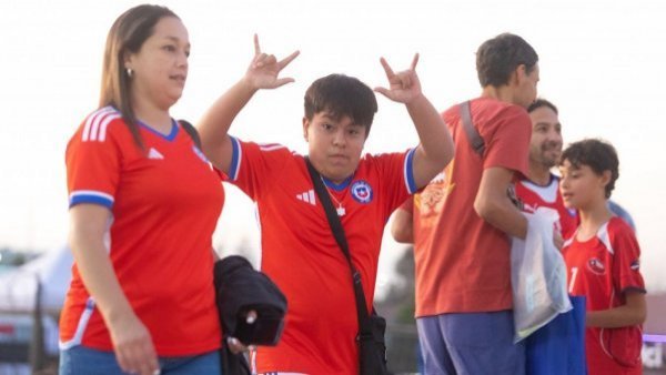 ¡Atención hinchas! Metro de Santiago realiza modificación de ruta por partido Chile-Colombia
