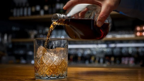 Chilenos crean primer whisky sustentable: elaborado con ingredientes nacionales
