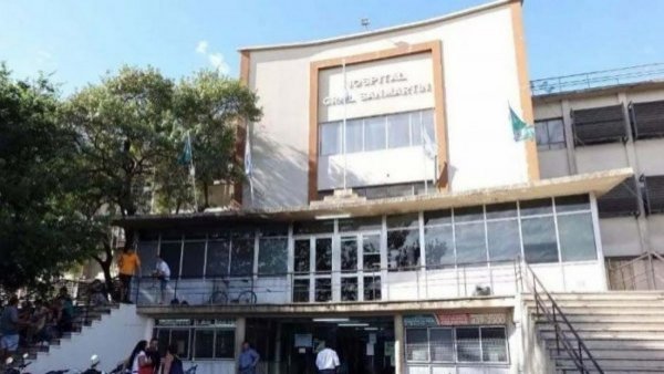 Joven fingió desmayarse para ser trasladada a hospital y denunciar: pareja intentó apuñalarla con tenedor
