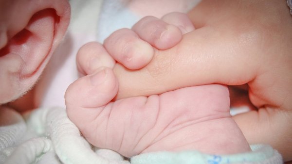 Fallece bebé de 1 año tras ser olvidada dentro de un auto por su papá
