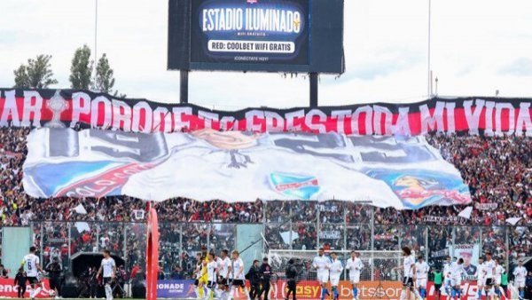 ¿Por qué los hinchas de Colo Colo levantarán globos blancos en el minuto 21 del partido?
