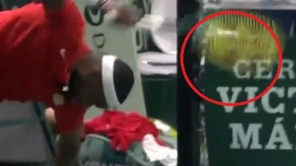 Insólito: Tiafoe perdió partido de Copa Davis por golpear su raqueta
