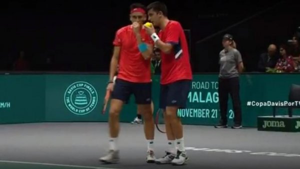 Tabilo y Barrios ganan el primer set en dobles ante Italia en Copa Davis
