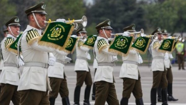 Recordando a sus mártires: así fue el desfile de Carabineros en la Parada Militar 2023
