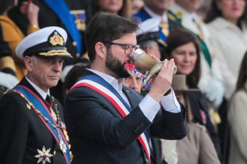 Parada Militar 2023: así fue el tradicional brindis de chicha en cacho
