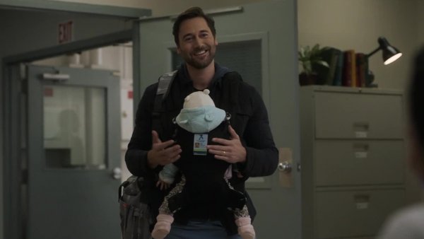 New Amsterdam - T2E11: Escondido tras mi sonrisa

