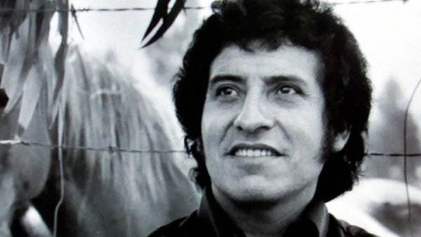 "Mil voces para Víctor Jara": Sigue acá el concierto realizado en Barcelona en homenaje al cantautor chileno