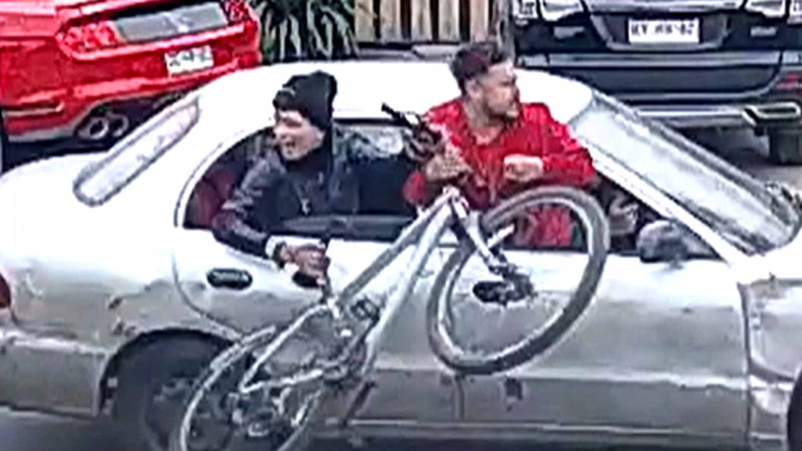 "Me aprisionaron contra la cuneta": Ciclista que sufrió robo en movimiento contó su experiencia
