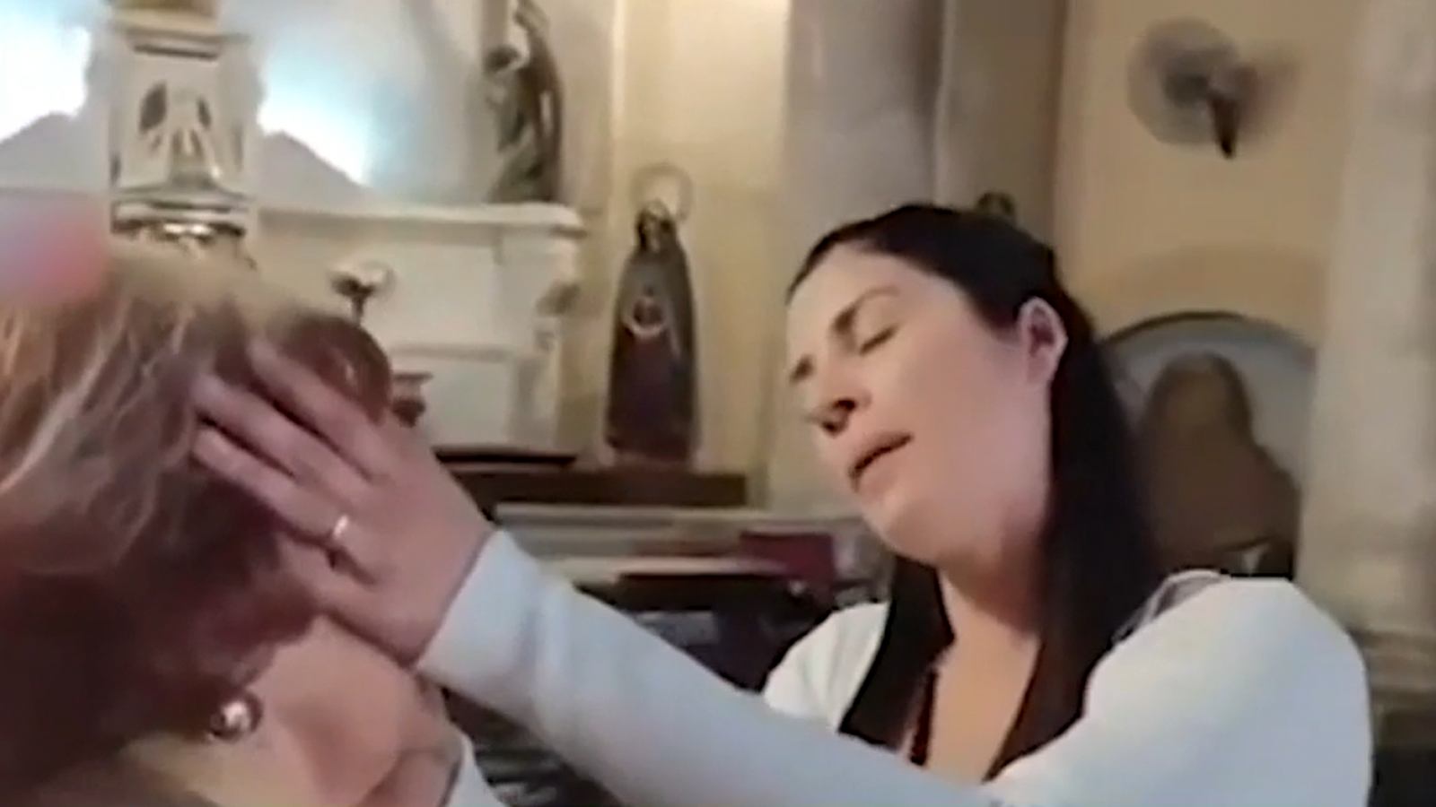 ¿Quién es Leda Bergonzi, la mujer que cura mediante imposición de manos?
