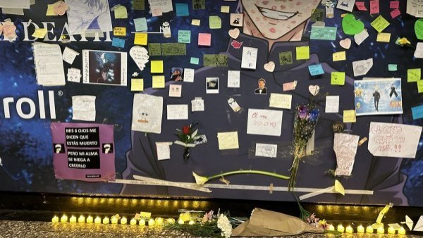 Fans de Jujutsu Kaisen levantan "altar" en andenes y Metro retira flores por "obstruir el paso"
