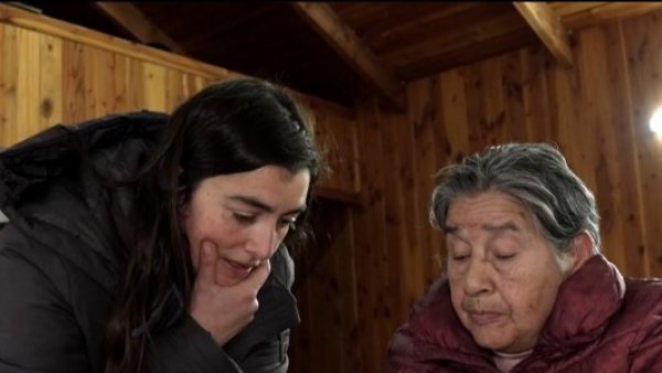 Camiseteados: Paulina Phillips y "Mil Palabras", la lucha contra el analfabetismo
