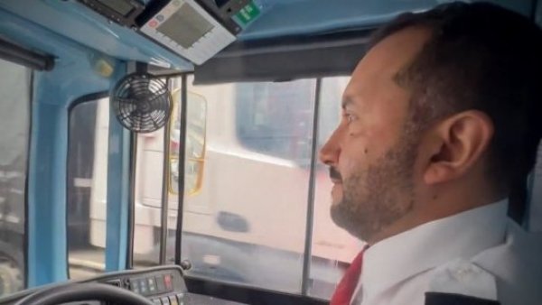 Alfredo Ruz Chávez, el chofer chileno que recorre las calles de Londres en su bus de dos pisos
