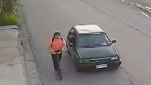 ¡Insolito! Delincuentes roban scooters y bicicletas en movimiento
