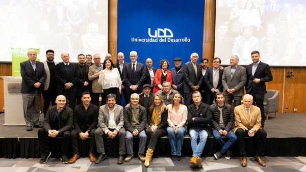 Pedro Carcuro recibe homenaje a su trayectoria y aporte al periodismo
