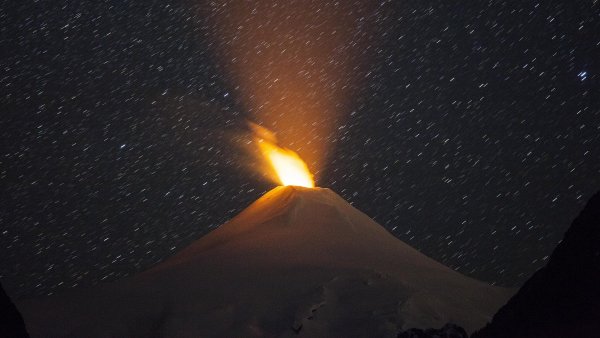 <p>Volcán Villarrica</p>Volcán Villarrica: ¿podría activar otros volcanes de la zona?
