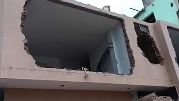 Mujer demolió su casa para no entregársela a la familia de su exesposo
