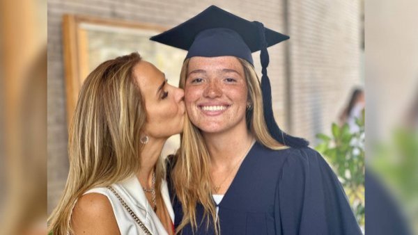 <p>Angélica Castro celebra con su hija Laura su graduación</p>