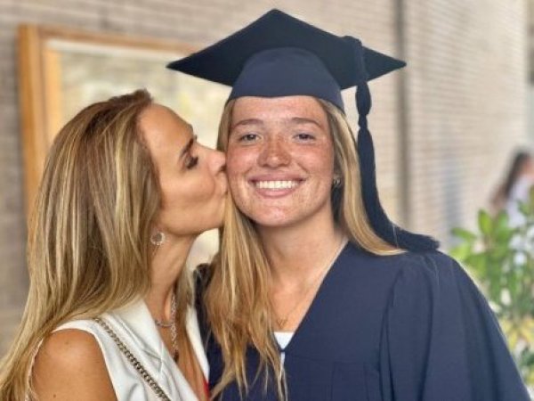 Angélica Castro celebra con su hija Laura su graduación