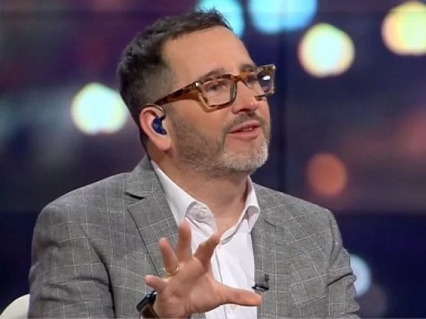 Eduardo Fuentes conversa en el 