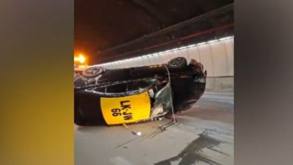 Taxista acusa que volcó su auto por filtraciones de agua en Autopista Vespucio Oriente
