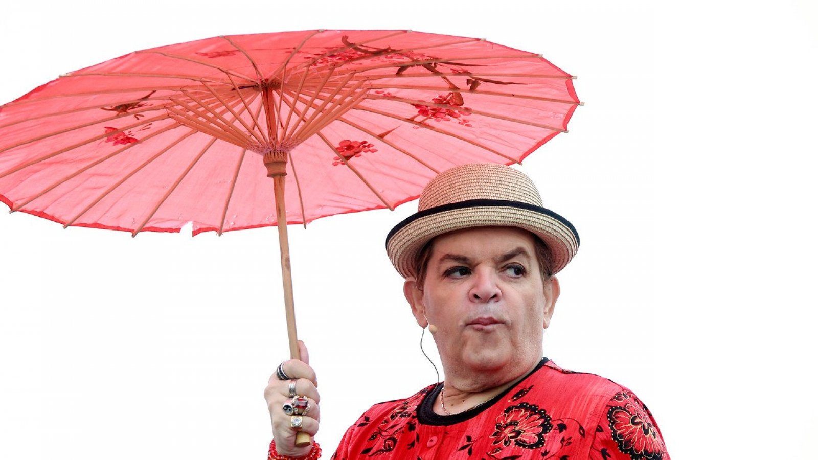 Gonzalo Cáceres con una sombrilla en Viña del Mar