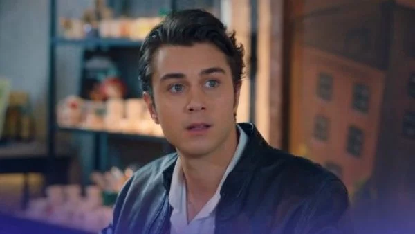 Doruk Atakul (Onur Seyit Yaran) sorprendido por su novia Asiye Eren (Su Burcu Yazgı Coşkun)