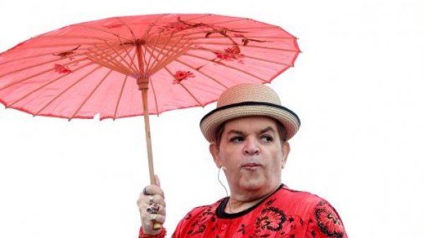 <p>Gonzalo Cáceres con una sombrilla en Viña del Mar </p>Actualizan estado de salud de Gonzalo Cáceres: "Está de mejor ánimo"
