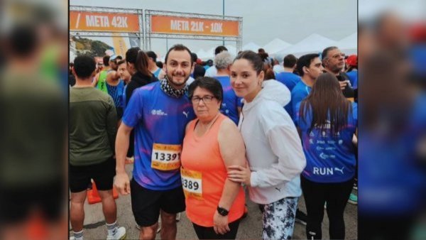 <p>Kel Calderón junto a Nancy Huenupe en la maratón de Viña 2023</p>
