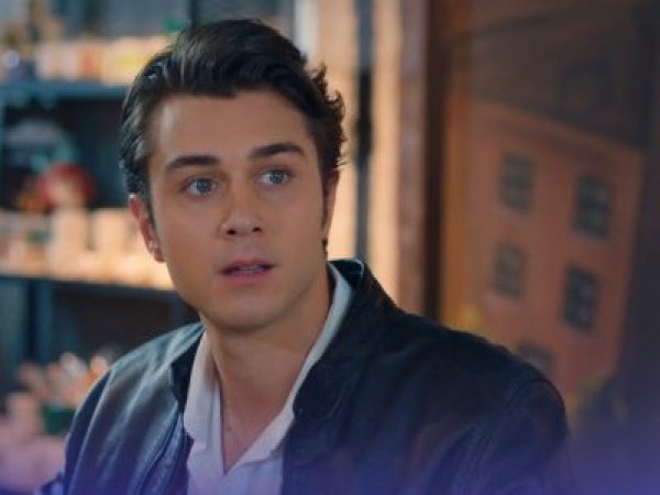 Doruk Atakul (Onur Seyit Yaran) sorprendido por su novia Asiye Eren (Su Burcu Yazgı Coşkun)