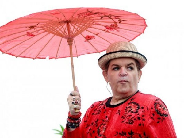 Gonzalo Cáceres con una sombrilla en Viña del Mar