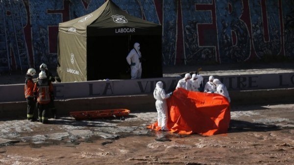 Transeúntes la vieron: mujer es encontrada muerta en río Mapocho
