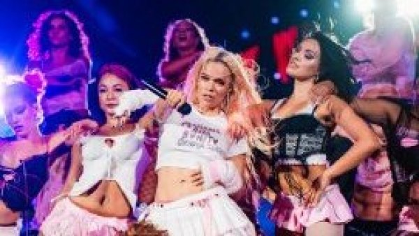 <p>Karol G en Chile</p>