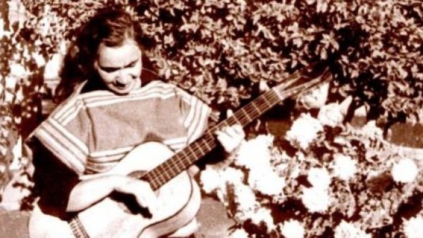 Por el natalicio de Violeta Parra: El 4 de octubre se celebra el Día de la Música Chilena
