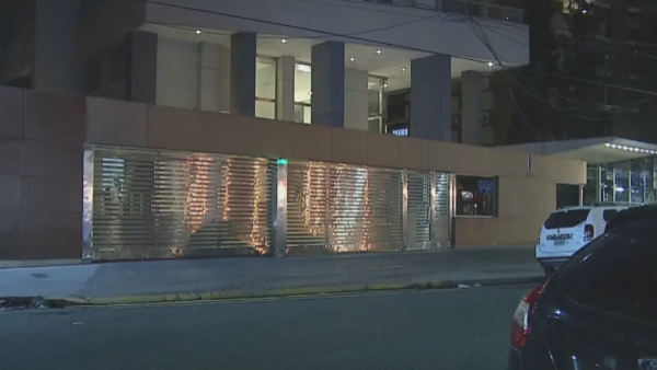 El dramático llamado de una niñera a la policía luego de caída de niño de 12 años desde un edificio

