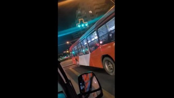 ¡Impresionantes registros! Conductor de bus drogado arrasó con postes, autos y semáforos
