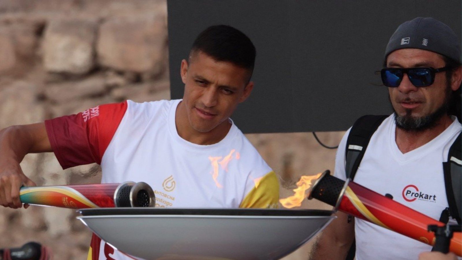 Alexis Sánchez junto a la antorcha en Antofagasta