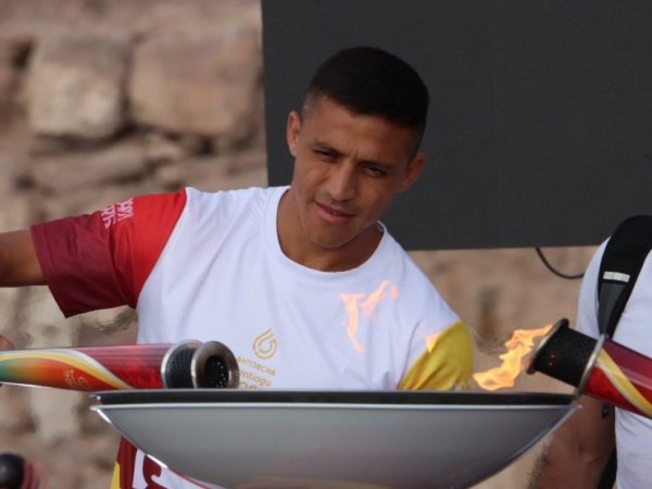 Alexis Sánchez junto a la antorcha en Antofagasta