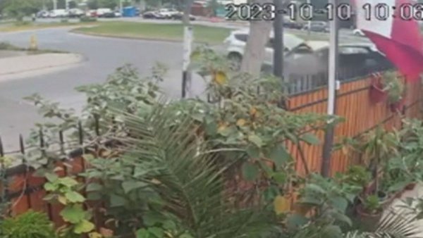 VIDEO: Taxi queda incrustado en una casa tras ser desestabilizado por otro auto
