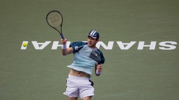 <p>Nicolás Jarry</p>Jarry avanza a cuartos en el Masters 1000 de Shanghái tras vencer a Scwhartzman
