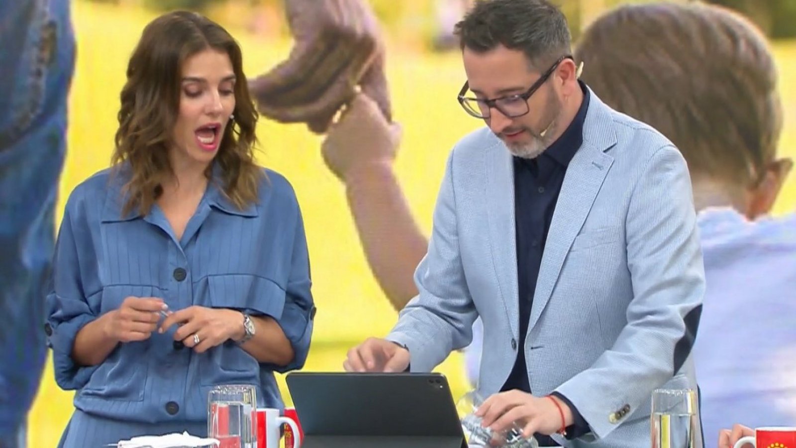 ¡Cuidado con el vaso! ¡El chascarro de Eduardo Fuentes en el "Buenos Días a Todos"!
