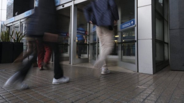 Aumentan indemnización que mall pagará a clienta que tropezó con cerámica desnivelada
