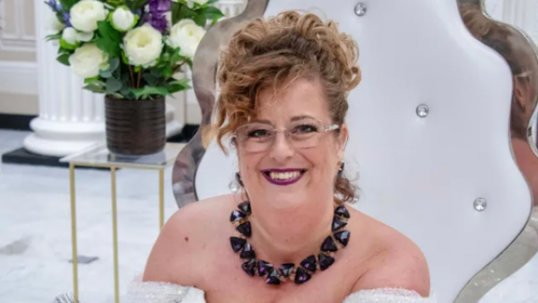 "No extrañé tener un hombre": Mujer ahorró por 20 años y se casó con ella misma

