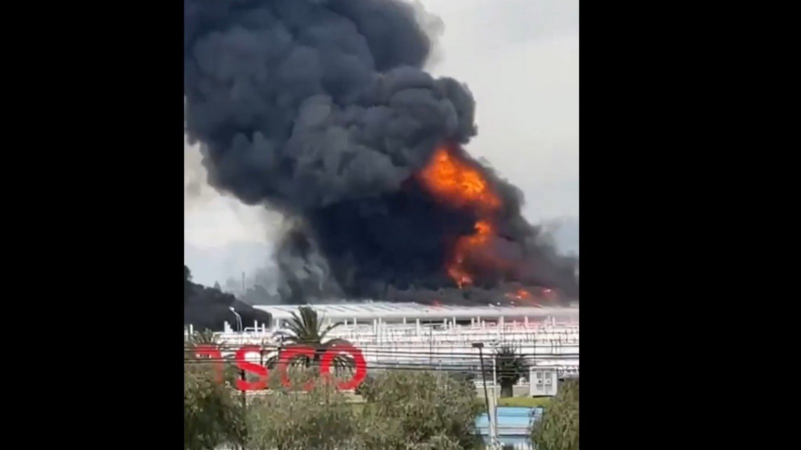 Bomberos combate gigantesco incendio a planta de Gasco en Maipú
