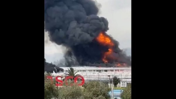 Bomberos combate gigantesco incendio a planta de Gasco en Maipú
