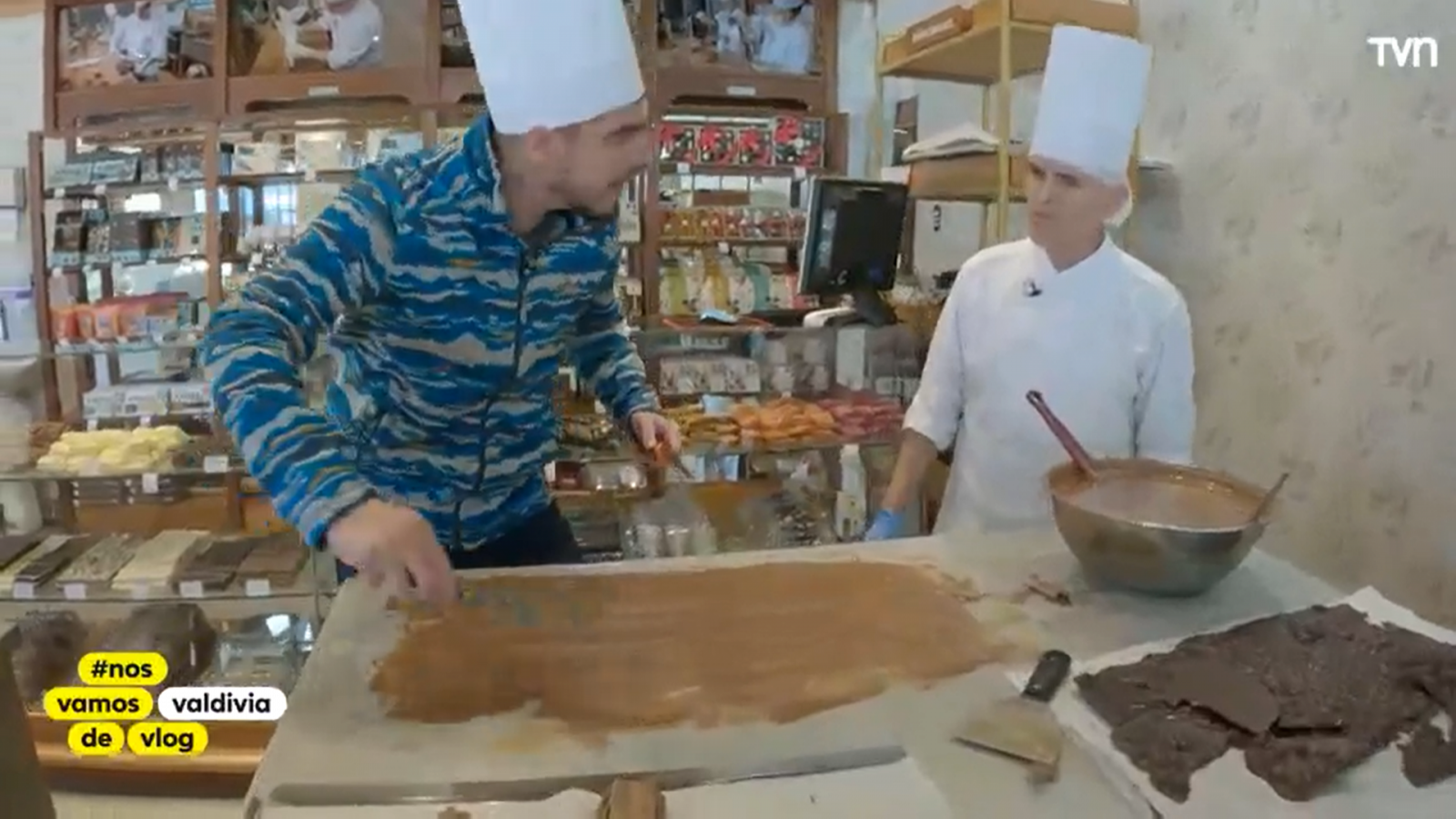 Así se hace la magia en el Entrelagos, la mejor chocolatería del sur de Chile
