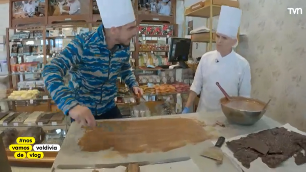 Así se hace la magia en el Entrelagos, la mejor chocolatería del sur de Chile
