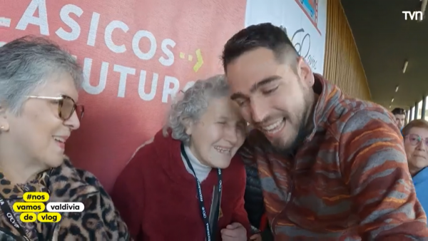 Viendo las películas de Claudia Huaiquimilla junto a señoras y abuelas de Los Ríos
