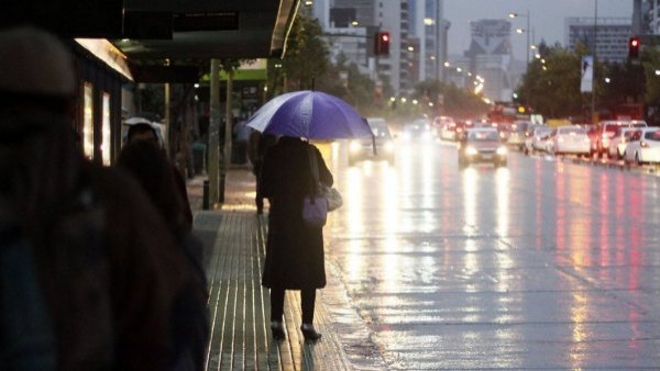 “Con precipitaciones aisladas”: emiten aviso por tormentas eléctricas en la RM y otras dos regiones
