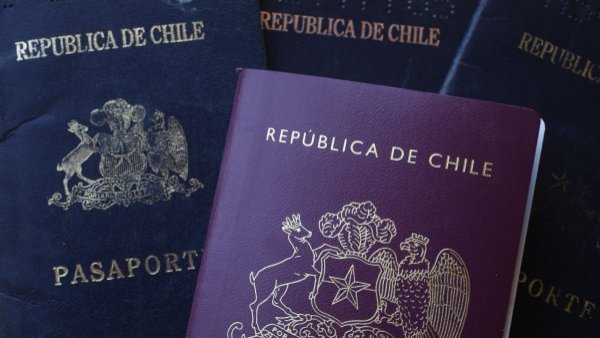 Por deber pensión de alimentos: Chileno radicado en EE.UU no puede renovar pasaporte y cédula de identidad
